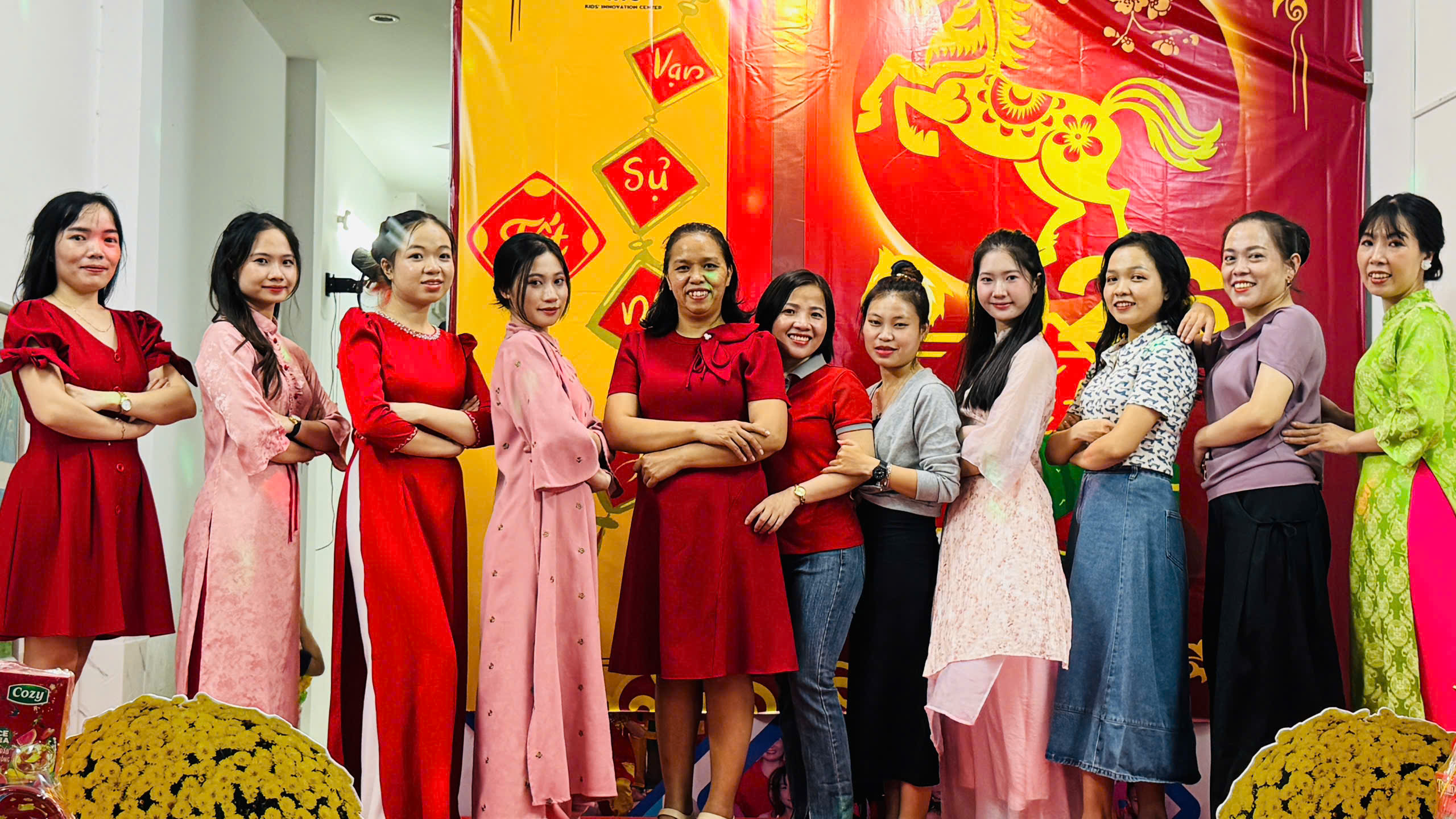 Đội ngũ nhân sự trung tâm giáo dục kỹ năng sống sáng tạo trẻ